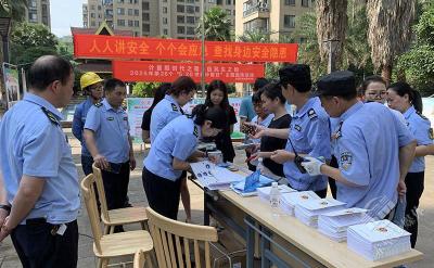 蒲圻街道炭素社区开展电梯安全知识与“5.20”世界计量日主题宣传活动