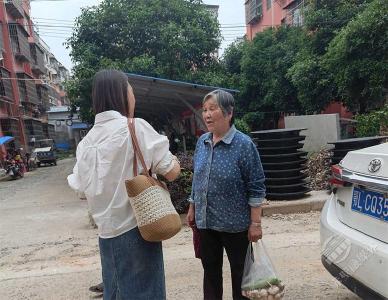 赤马港龙翔山社区：暖心入户核查 情系独居老人