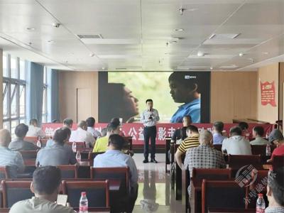 银幕传递温情 观影汲取力量