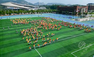 2025年咸宁市职业教育活动月赤壁分会场活动举行 4000余名学子“零距离”体验职业技术