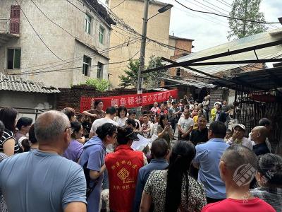 蒲圻街道鲫鱼桥社区开展“圆桌会” 推进房屋“以旧换新”政策宣传