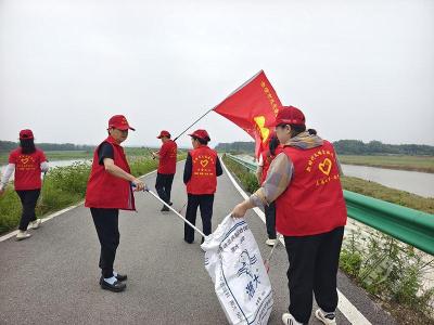 湖北赤壁：蝶舞花草间 湖畔志愿红