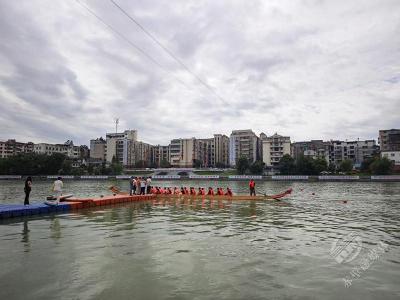 湖北赤壁：龙舟赛备战正酣