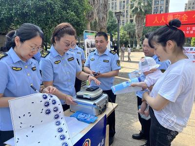 赤壁市市场监管局开展“5·20世界计量日”进社区活动