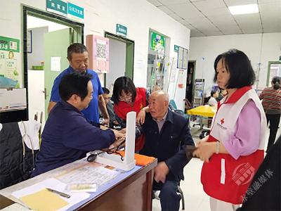 陆水湖街道：“银龄守护”小区义诊 健康关怀情暖夕阳