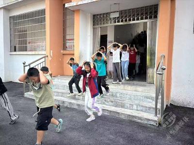 以演练筑防线 守护校园安全 车埠镇小学开展地震安全紧急疏散演练