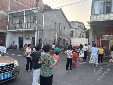 赤马港街道砂子岭社区：光影映社区 防诈共宣传
