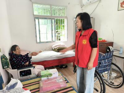 蒲圻街道陆水社区开展守护夕阳红温暖老人活动