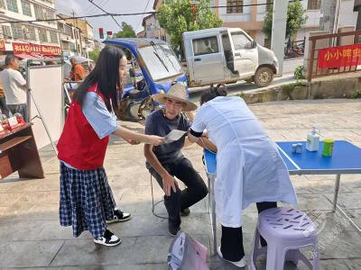 余家桥乡：街头“摆摊”共筑防毒墙