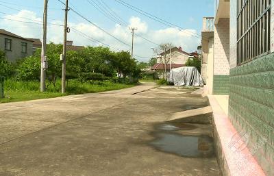赤壁市持续曝光农村生活垃圾治理“红黑榜”