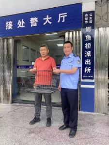 湖北赤壁：松鸦遇困找警察