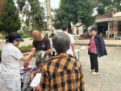 赤壁镇：落实“323”攻坚行动 筑牢群众健康防线
