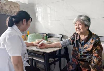 赤壁城发物业：一键呼叫 智慧养老