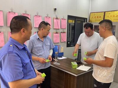 赤壁公交集团开展“送清凉”活动