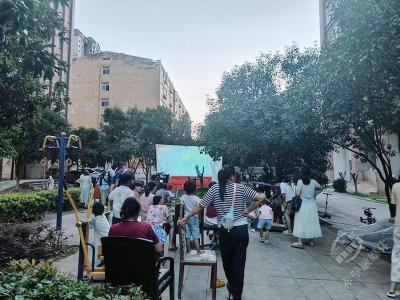 赤马港街道汪家堡社区：露天电影放映 防溺水知识同行
