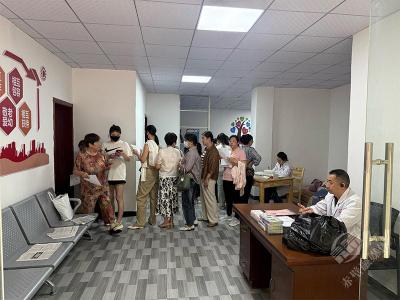 赤马港社区：下楼即检！妇女“两癌”筛查流动体检车进小区
