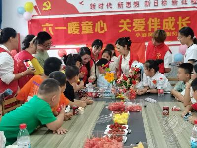 赤壁志愿者与儿童共度欢乐时光