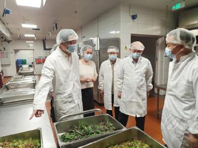 董方平调研校园食品安全工作时强调：压实各方责任 落细各项措施 以“最严标准”全力守护师生“舌尖上的安全”