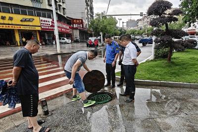 市领导调研指导高考服务保障工作