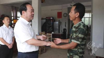 葛军“七一”走访慰问困难老党员