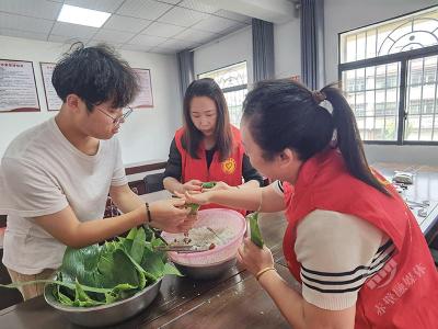 包粽子、制香囊，这里的端午趣味浓