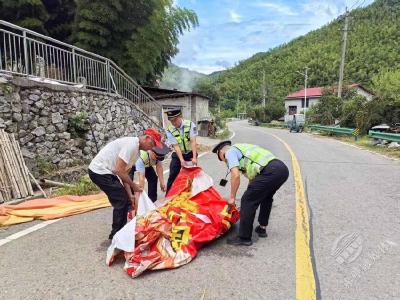 丰收莫忘安全！赤壁市交通运输综合执法大队紧急处置公路晒粮隐患