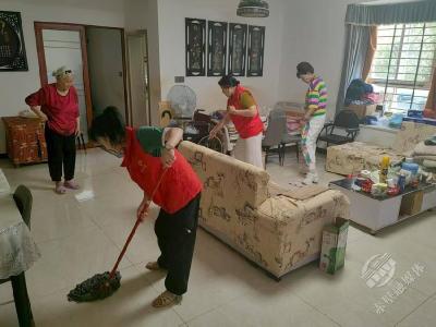 赤马港社区：暖心清扫 爱心传递