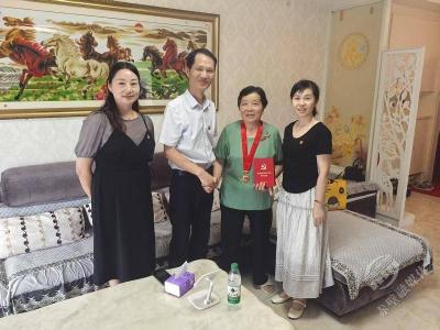 赤壁市疾控中心开展“光荣在党50年”纪念章颁发暨“七一”走访慰问活动