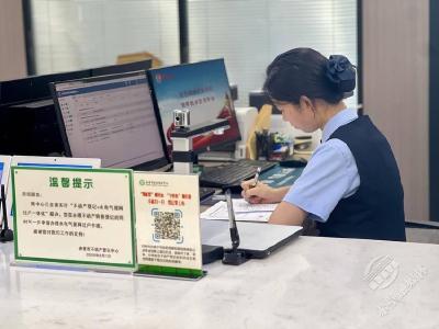 “群众不离窗口，我们不离岗位” 赤壁政务服务延时解忧获好评
