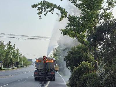 市交投集团公路养护公司：夜间洒水战高温 守护城市绿荫