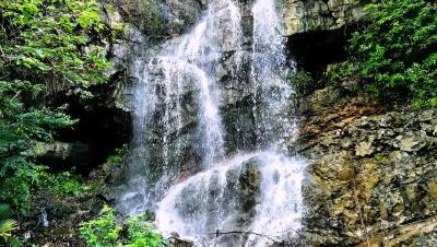 湖北赤壁：瀑布映山青 秀水绕岭间