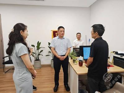 市领导调研赤壁市综治中心建设运行工作