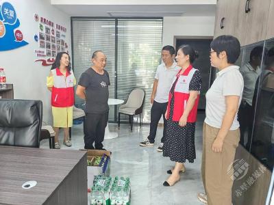 赤壁市红十字会：夏日送清凉 情暖志愿者