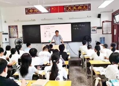 三尺讲台育桃李 多彩粉笔写春秋——记赤壁市实验中学教师何冬林