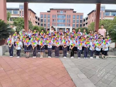 学生成长路上的守望者——记赤壁市实验外国语学校教师舒建锋