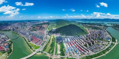 湖北赤壁：晴空云影闲 盛夏山川美