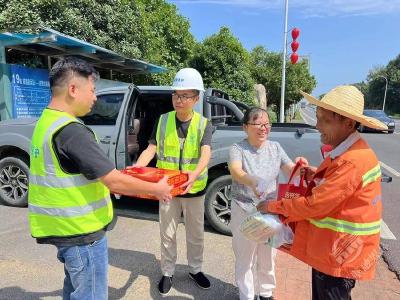 赤壁交通：久经高温“烤”验，汗水铸就公路担当