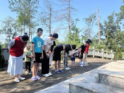 筑牢安全防线 传承红色基因——枫桥村开展防溺水与红色教育主题宣传活动