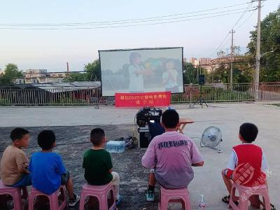 ​蒲圻街道斋公岭社区：观看防溺水电影 守护居民安全