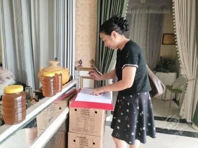 湖北赤壁：志愿者爱心跨越两省 帮助蜂农救助重病女孩