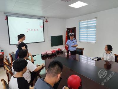 市公安局交通管理大队到铁山社区开展交通安全宣讲