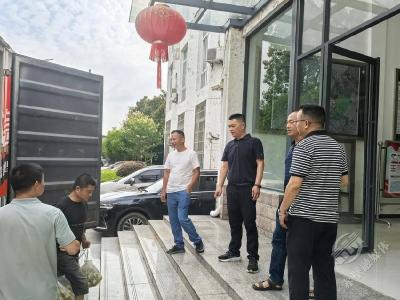 陆水湖风景区管理委员会：高温一线“清漂”忙 暖心关怀送清凉