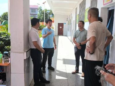 赤壁市委宣传部走访慰问“七彩假期”支教团队