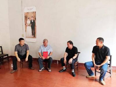 市水利和湖泊局看望慰问见义勇为先进个人任甘林