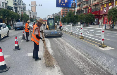 战高温 护通途——赤壁“公路橙”烈日下的坚守