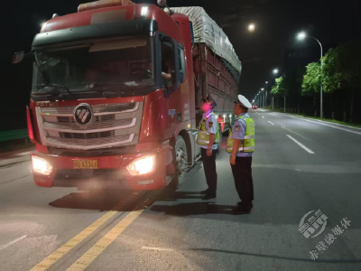 赤壁市“战高温” 夜查超限超载不放松