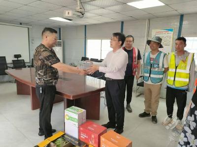 赤壁城发集团开展高温“送清凉”活动