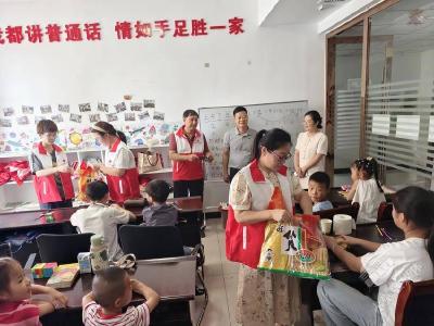 赤壁市红十字会：夏日送清凉 情暖志愿者