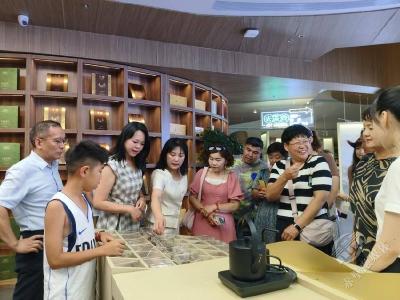 新疆博州温泉县妇联来赤壁市开展“石榴花·民族团结一家亲”结亲联谊活动