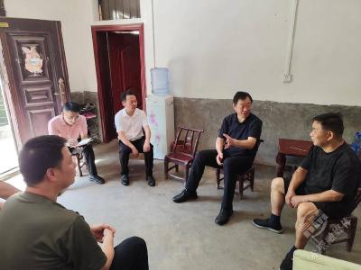 董方平开展“七一”走访慰问活动 情暖困难党员心 走访慰问传党情